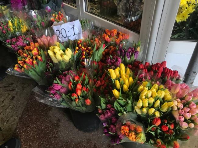 Рівненські чоловіки масово скуповують квіти (ФОТО)
