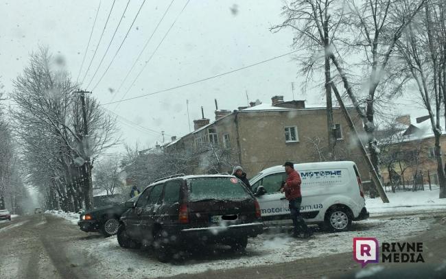 Під час рясного снігопаду в Рівному не розминулись два авто (ФОТО)