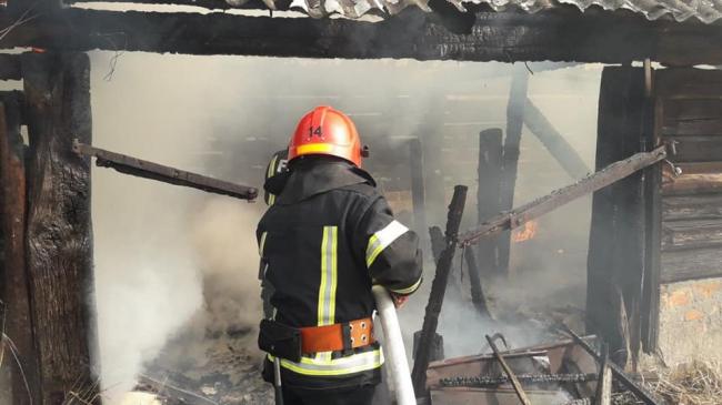У селі на Рівненщині згоріла господарська будівля (ФОТО)