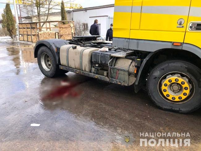 Відомі деталі ДТП у Березному: вантажівка наїхала на охоронця