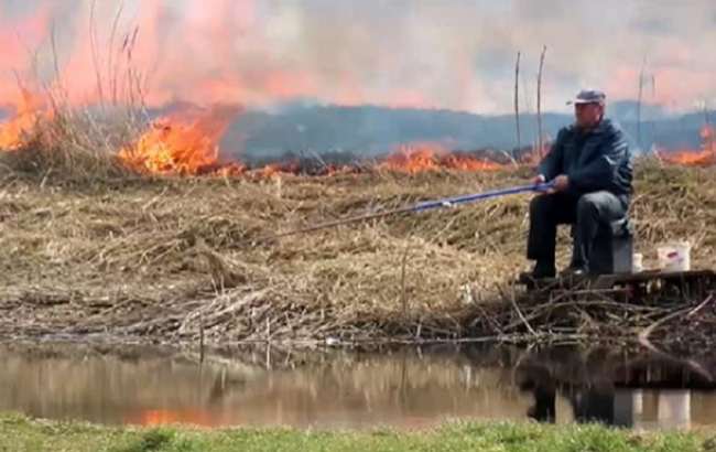 Білоруський рибалка ловив рибу під час пожежі (ВІДЕО)