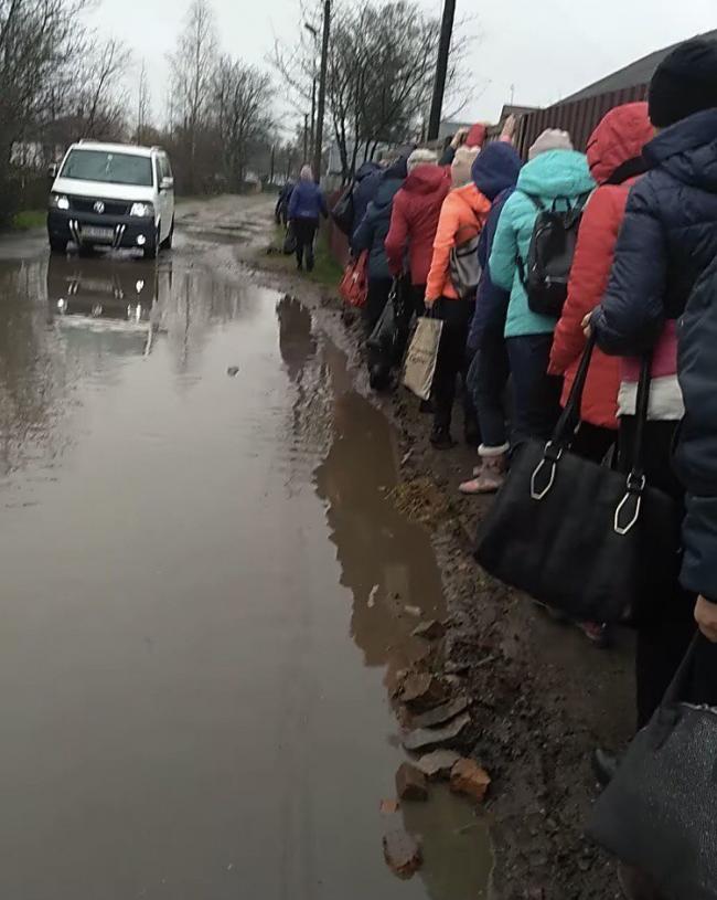 "Озеро" посеред дороги: мешканці селища на Рівненщині показали, як ходять на роботу (ВІДЕО)