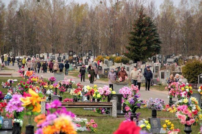Ще одна громада на Рівненщині закликає своїх мешканців не нести на могили пластикові квіти