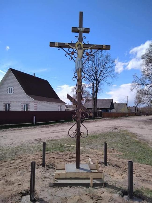 Мешканці села на Рівненщині встановили придорожній хрест (ФОТО)