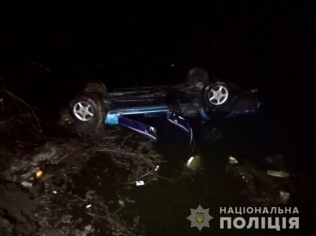 На Черкащині автомобіль впав у ставок - загинули троє людей