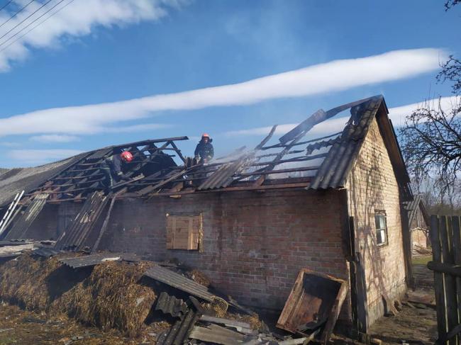 На півночі Рівненщини вогонь знищив дах будівлі