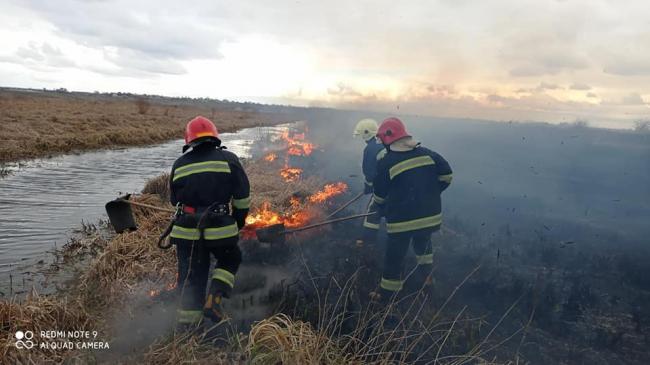 На Рівненщині через загоряння сухої трави мало не згорів рибальський будиночок