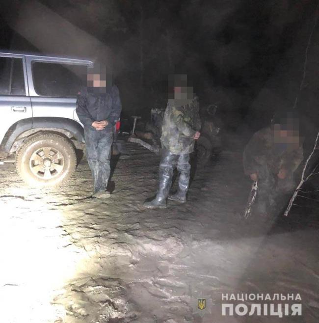 На Рівненщині поліція затримала 4-ох чоловіків на видобутку бурштину (ФОТО)