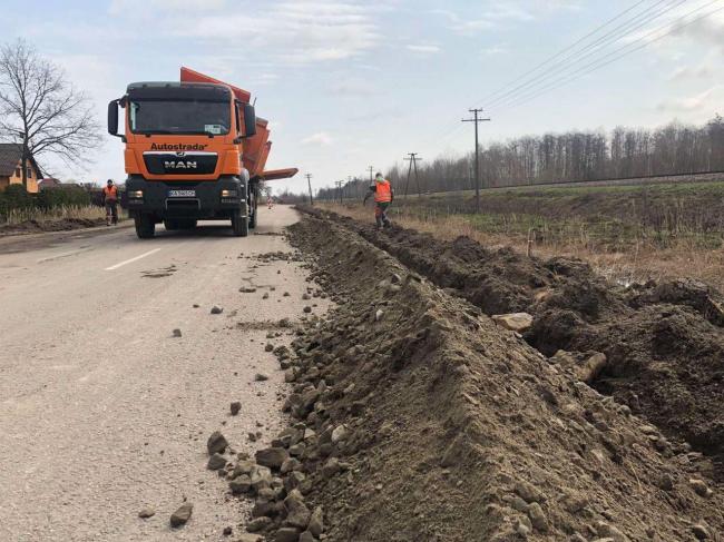 На Рівненщині шляховики ремонтують дорогу навіть у вихідні (ФОТО)