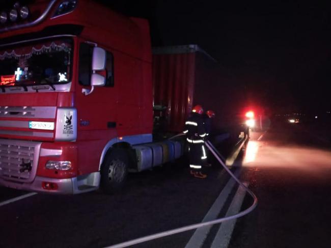На трасі у Рівненській області під час руху спалахнула вантажівка (ФОТО)