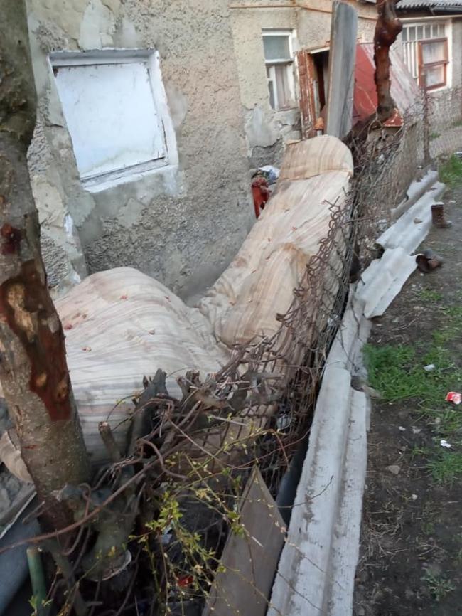 "Нечистоти ллють людям під ноги": мешканка Рівненщини скаржиться на сусідство з ромами (ФОТО)