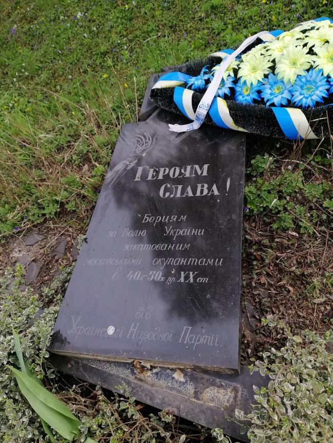 У Рівному невідомі поламали пам`ятник героям України (ФОТОФАКТ)