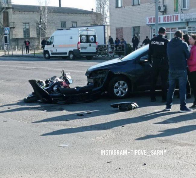 На Рівненщині неповнолітні мотоциклісти потрапили під колеса авто (ВІДЕО)