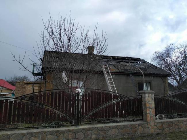 Пошкоджено дах і перекриття: пожежу в житловому будинку в Острозі загасили (фото)