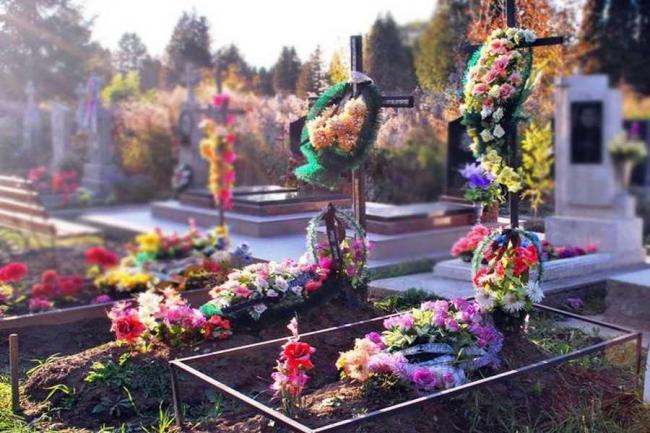 У громаді на Рівненщині заборонили нести на кладовища пластикові квіти