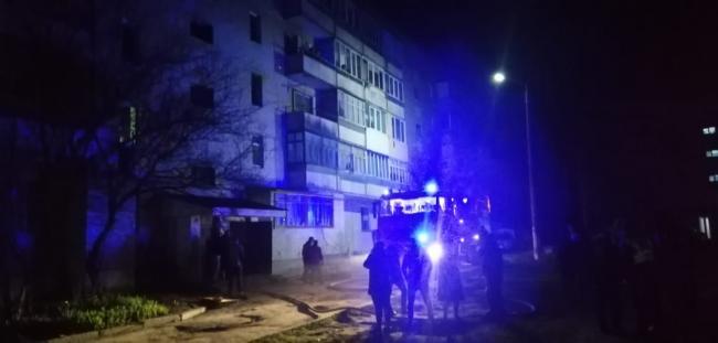 У Костополі під час пожежі евакуювали мешканців багатоповерхівки: молодий чоловік загинув (ФОТО)