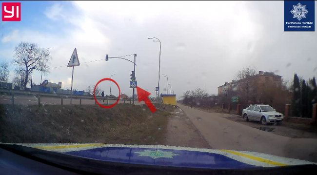 У Рівненському районі оштрафували чоловіка, який перейшов дорогу на червоний сигнал світлофора