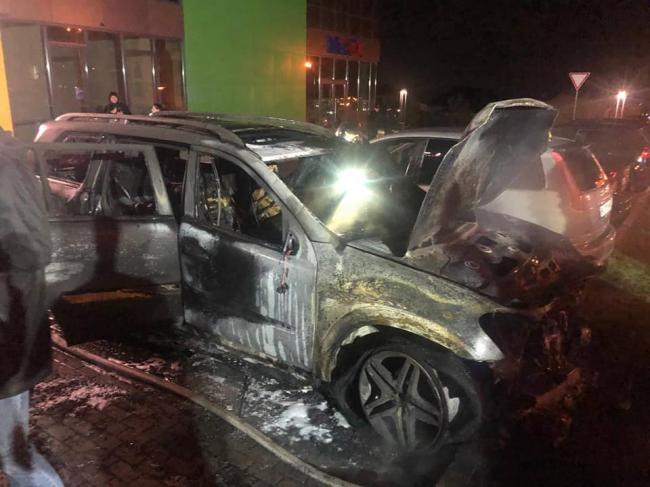 У Рівному на парковці вщент згорів елітний "Mercedes": пошкоджено ще дві машини (ФОТО)