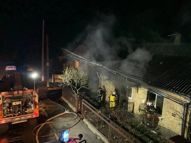 У Рівному пожежу у житловому будинку гасили 12 рятувальників (ФОТО)