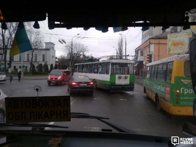 У Рівному затори - на "Пивзаводі" зупинились 6 тролебусів (ФОТО)