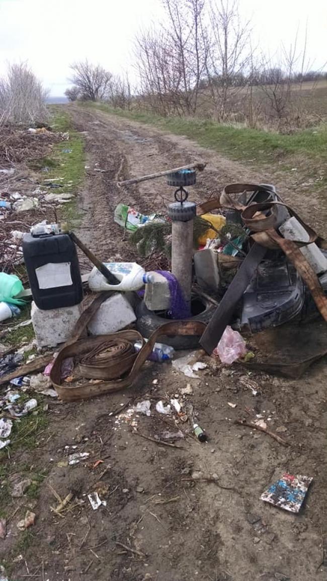 У селі біля Рівного посеред дороги викинули сміття (ФОТОФАКТ)