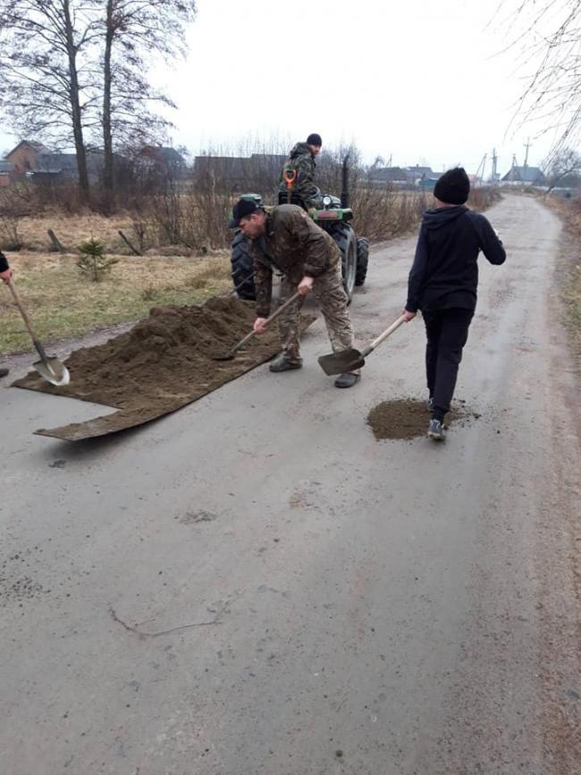 У селі на Рівненщині мешканці власними силами ремонтували дорогу (ФОТО)