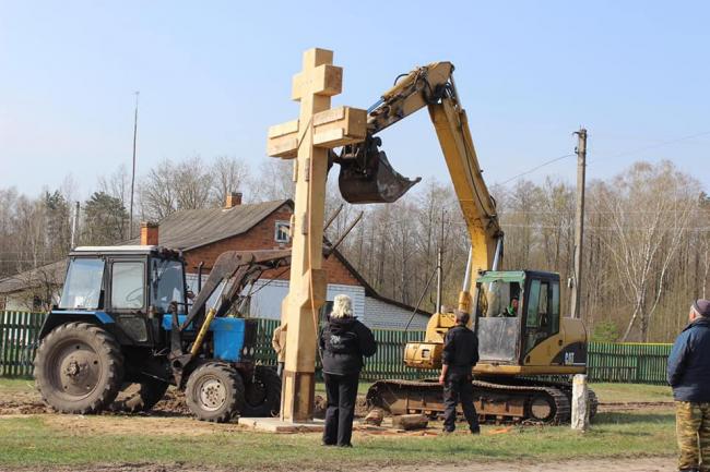 У селі на Рівненщині мешканці встановили придорожній хрест (ФОТО)