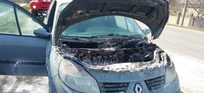 У селі на Рівненщині палав автомобіль: вогонь знищив моторний відсік (+ФОТО)