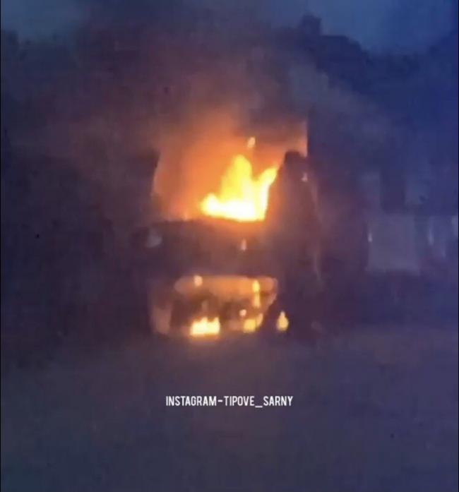 У селищі на Рівненщині на дорозі загорівся автомобіль УАЗ (ВІДЕО)