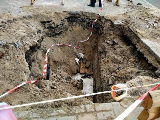 У центрі Рівного на зупинці комунальники викопали глибоку яму (ФОТО)