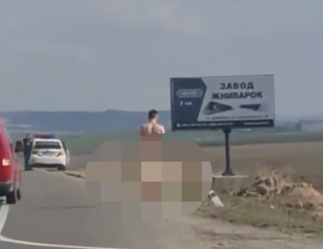 Вздовж траси на Рівненщині йшов голий чоловік: його забрали в лікарню