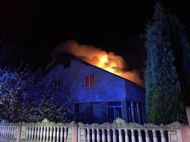 Неподалік Рівного палав двоповерховий будинок: пожежники понад 5 годин боролись із вогнем