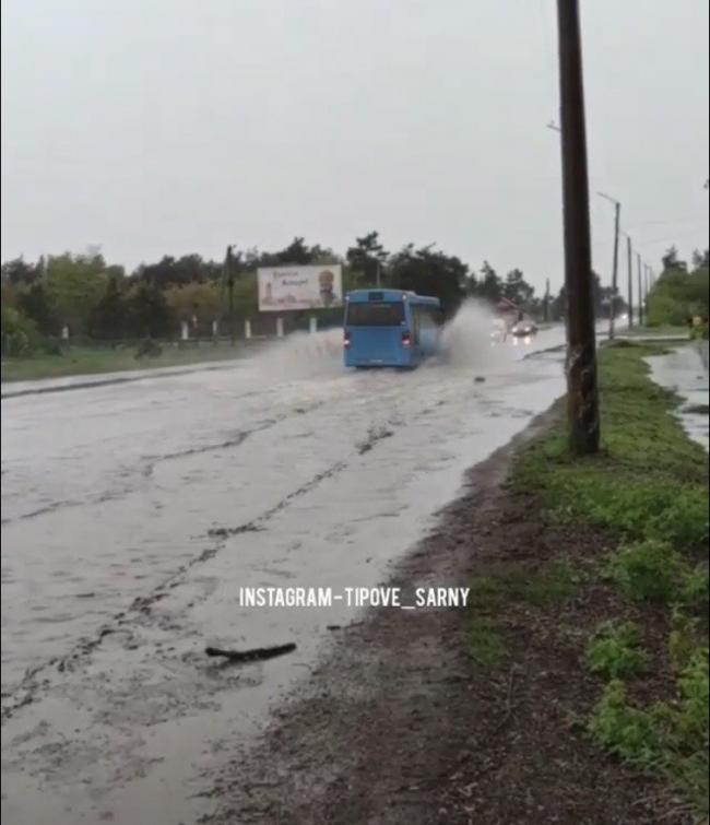 На дорогах - річки: у місті на Рівненщині через зливу підтопило вулиці (ВІДЕО)