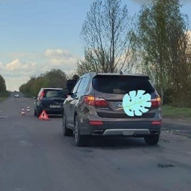 На Рівненщині - ДТП: зіткнулись дві автівки (ФОТО)