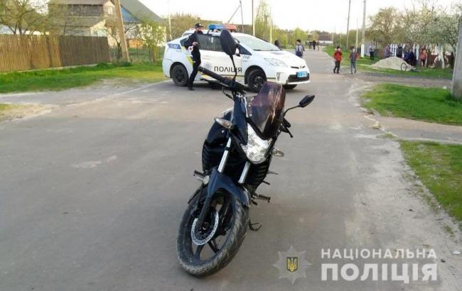 На Рівненщині мотоцикліст збив трирічну дівчинку: дитина в лікарні