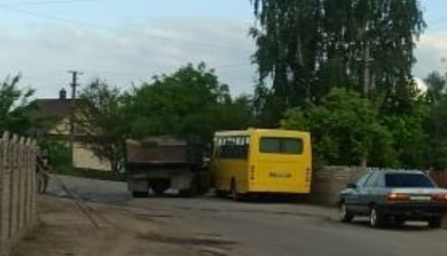 На Рівненщині не розминулись маршрутка і вантажний автомобіль ГАЗ (фотофакт)