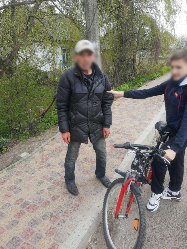 На Рівненщині школяр помітив, як поцупили його велосипед і наздогнав крадія