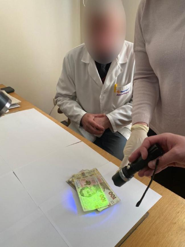 На Рівненщині завідувача відділення однієї з лікарень підозрюють у вимаганні хабара