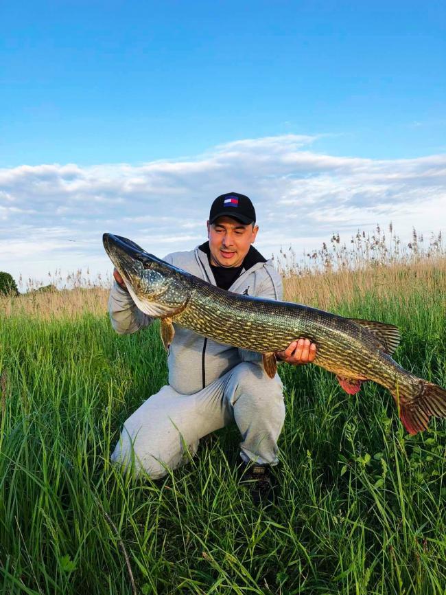 У Рівненській області рибалка спіймав 10-кілограмову щуку (ФОТОФАКТ)