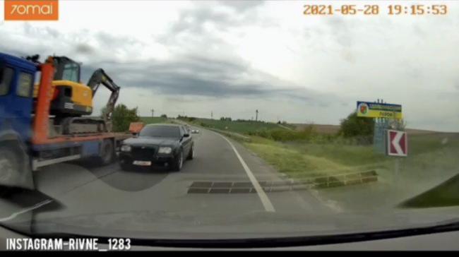 Невдалий обгін: на Рівненщині водій спричинив аварійну ситуацію на дорозі (ВІДЕО)