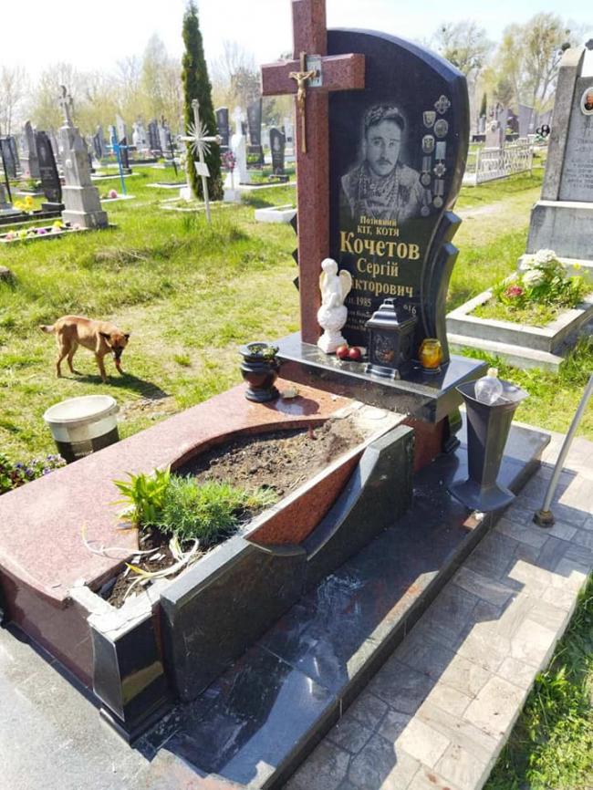 У Рівненській області на могилі атовця розбили плиту (ФОТО)