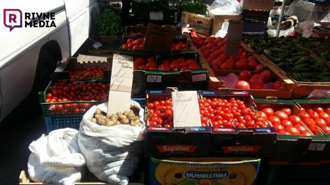 Молода картопля та домашні огірки: на ринку у Рівному впали ціни на городину (ФОТО)