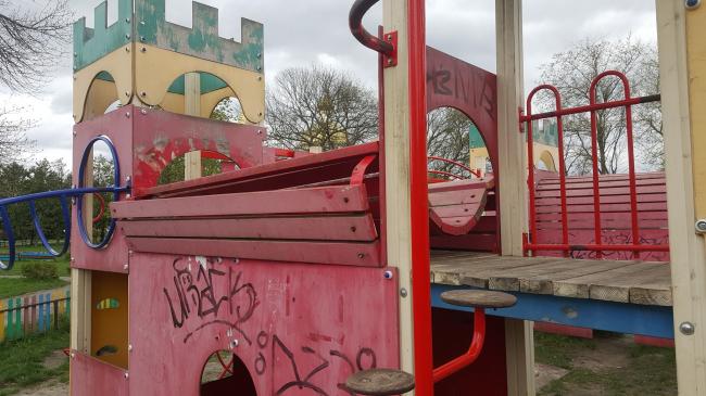 У Сарнах вандали розмалювали дитячий майданчик, дорожні знаки та фотозону (ФОТО)