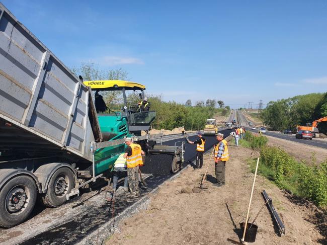 Поки всі відпочивають, майже 150 робітників ремонтують трасу Рівне-Луцьк