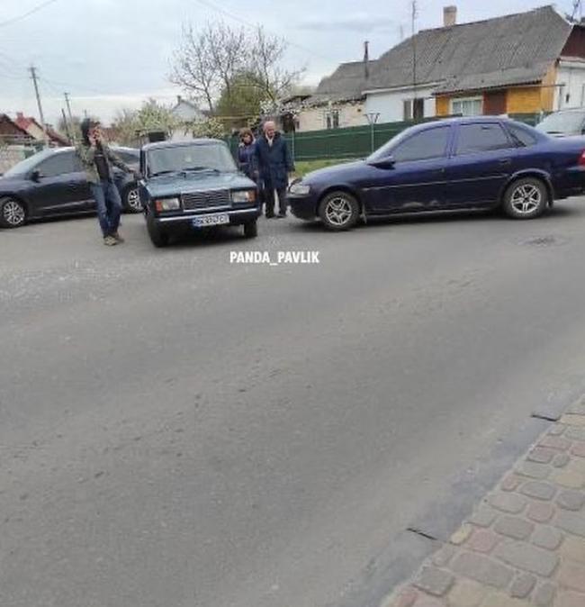 У Костополі на перехресті зіткнулись дві автівки (ФОТОФАКТ)