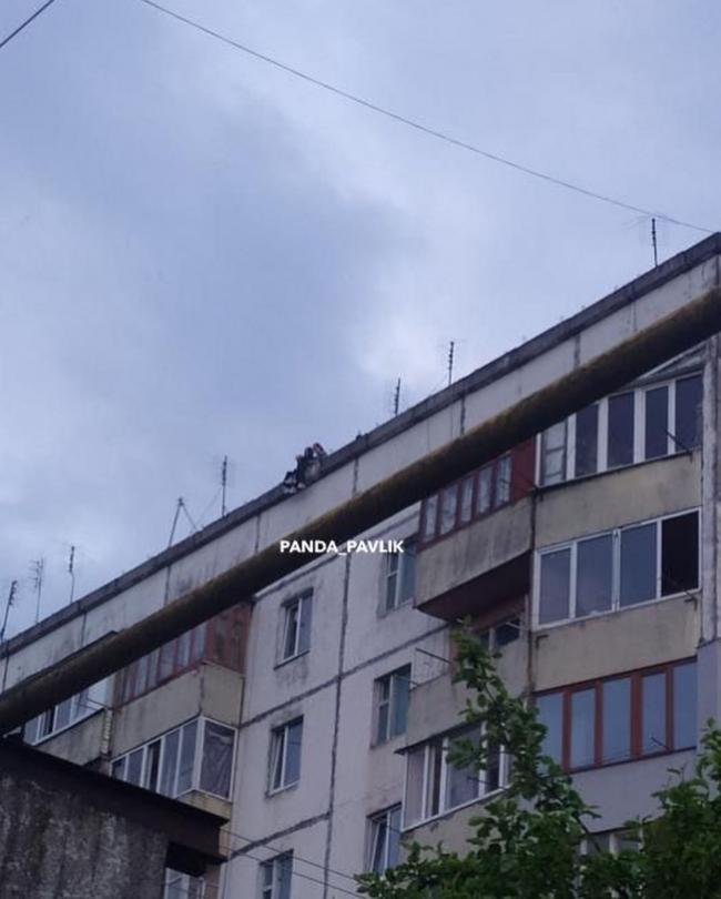 У Костополі підлітки вилізли на дах багатоповерхівки (ФОТОФАКТ)