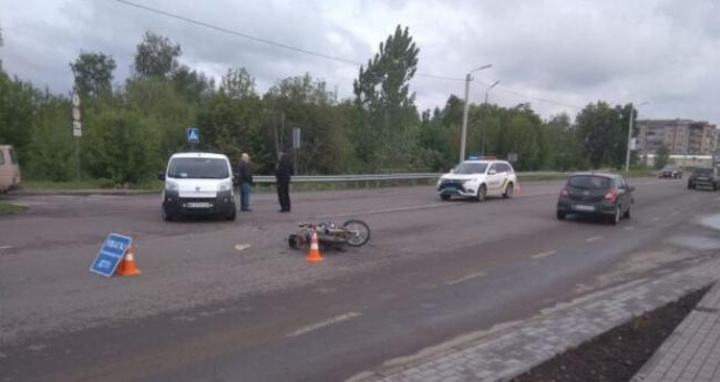 У місті Дубно автомобіль збив мотоцикліста