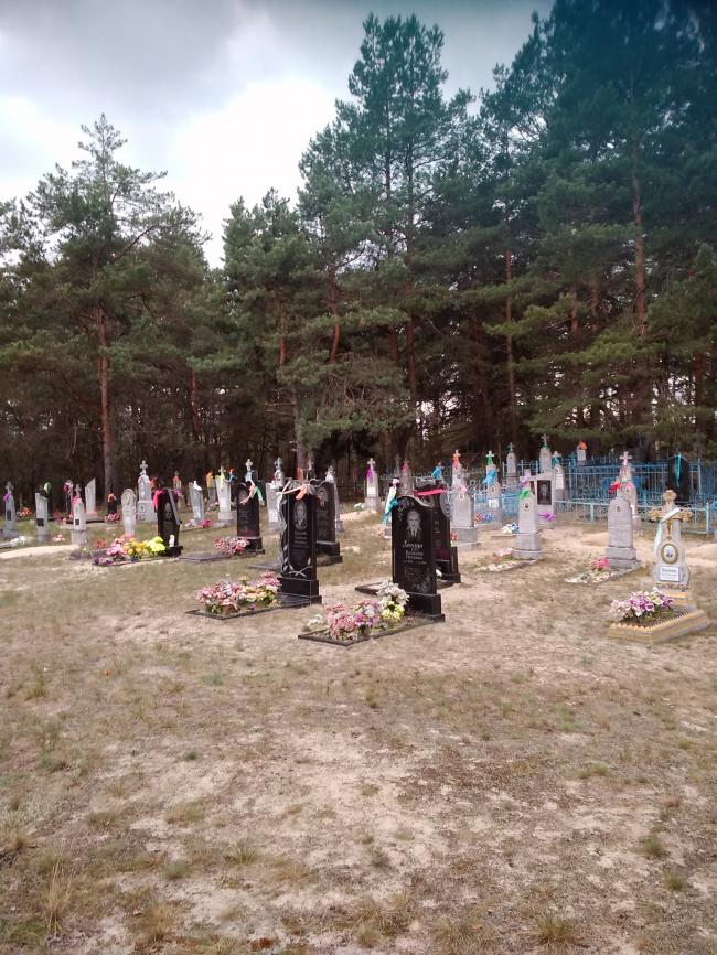 У селах на півночі Рівненщини люди встановлюють собі надгробки ще за життя