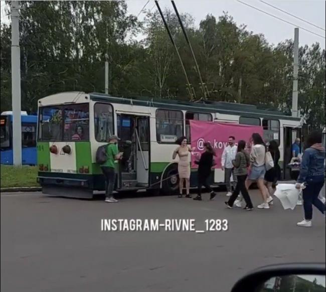 Рівненська блогерка орендувала тролейбус, щоб відсвяткувати день народження (ВІДЕО)