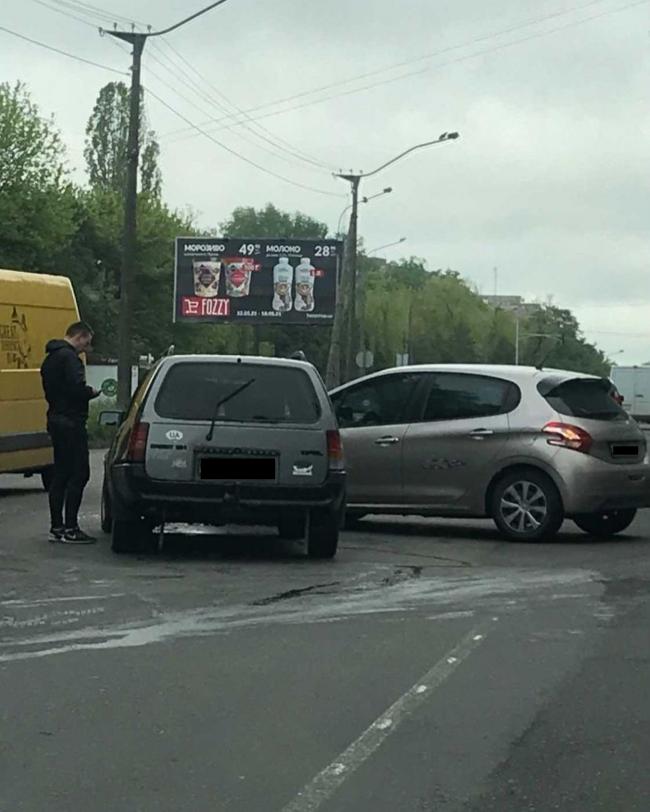У Рівному на Костромській зіткнулись дві машини (ФОТО)